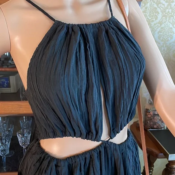 Incredible black crinkle look cut out maxi - Picture 2 of 7